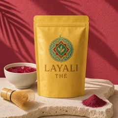 Layali Thé Hibiscus Matcha verpakking met rode hibiscusdrank, bamboe klopper en hibiscuspoeder