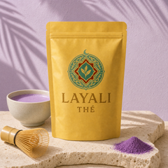Layali Thé Ube Poeder verpakking met paarse ube latte, bamboe klopper en ube poeder