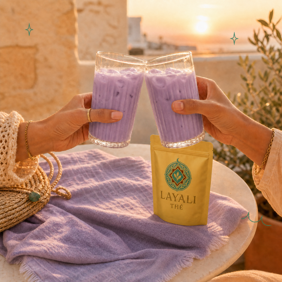 Proosten met iced ube lattes van Layali Thé bij zonsondergang