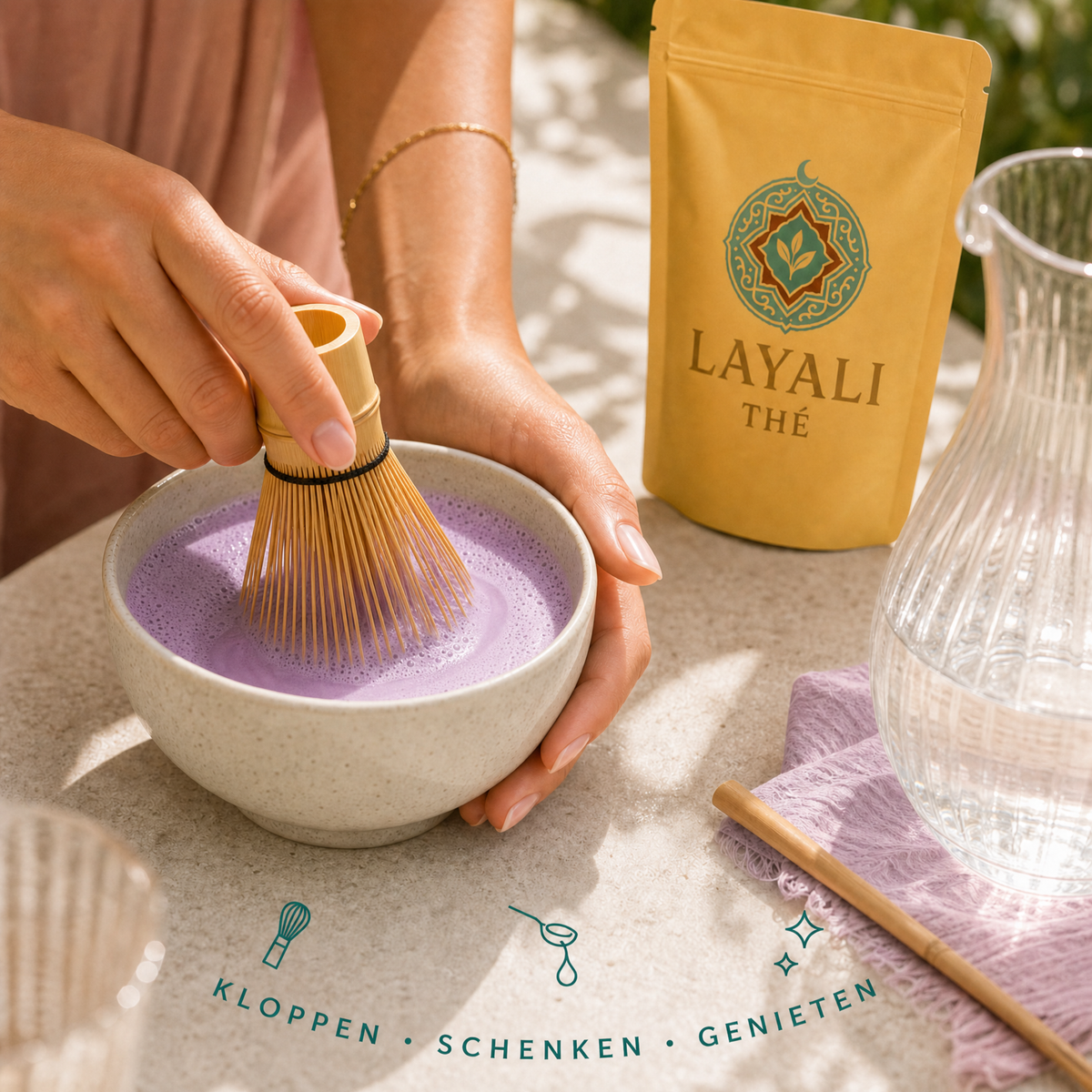 Ube latte kloppen met een bamboe chasen – kloppen, schenken, genieten