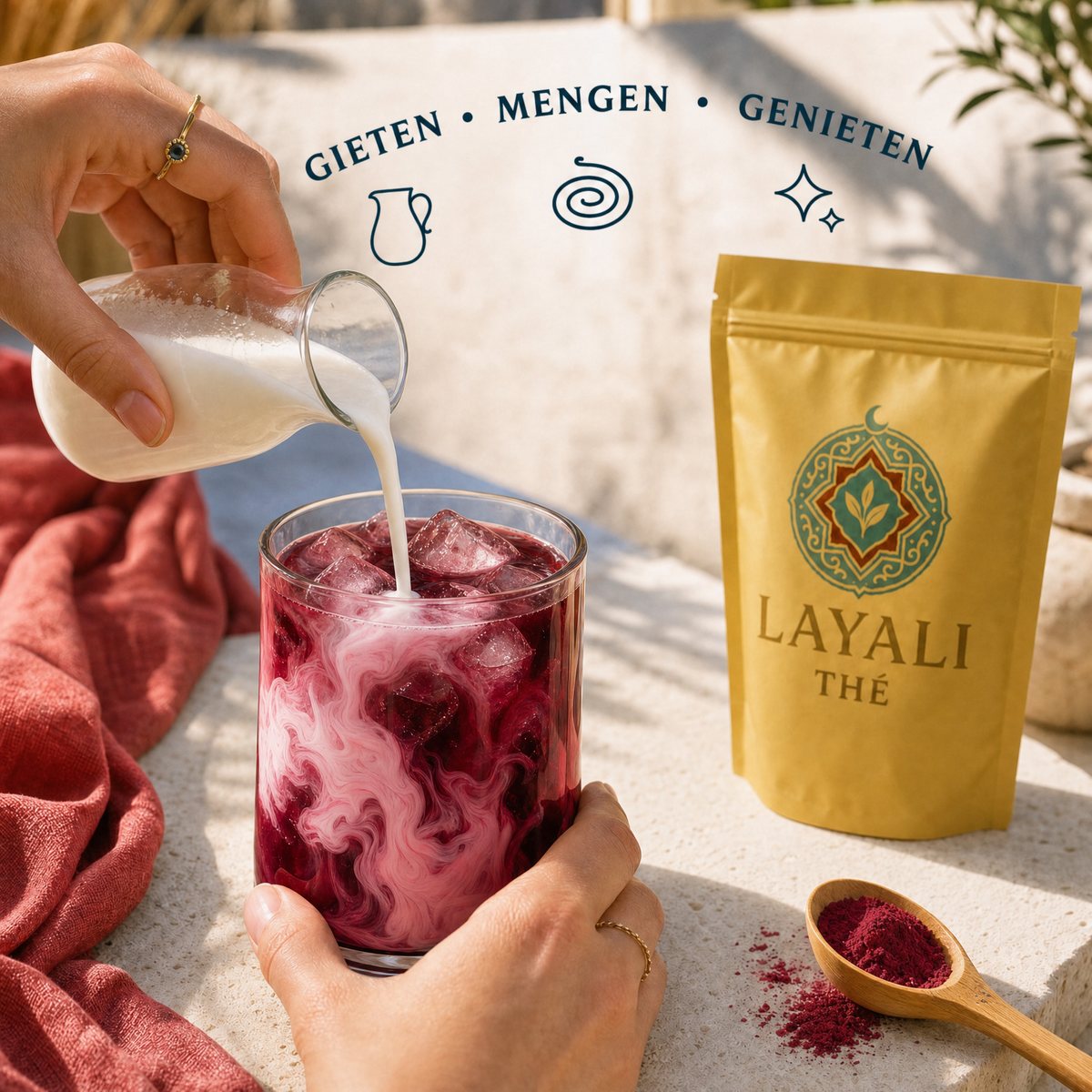 Melk gieten in een iced hibiscus latte – gieten, mengen, genieten